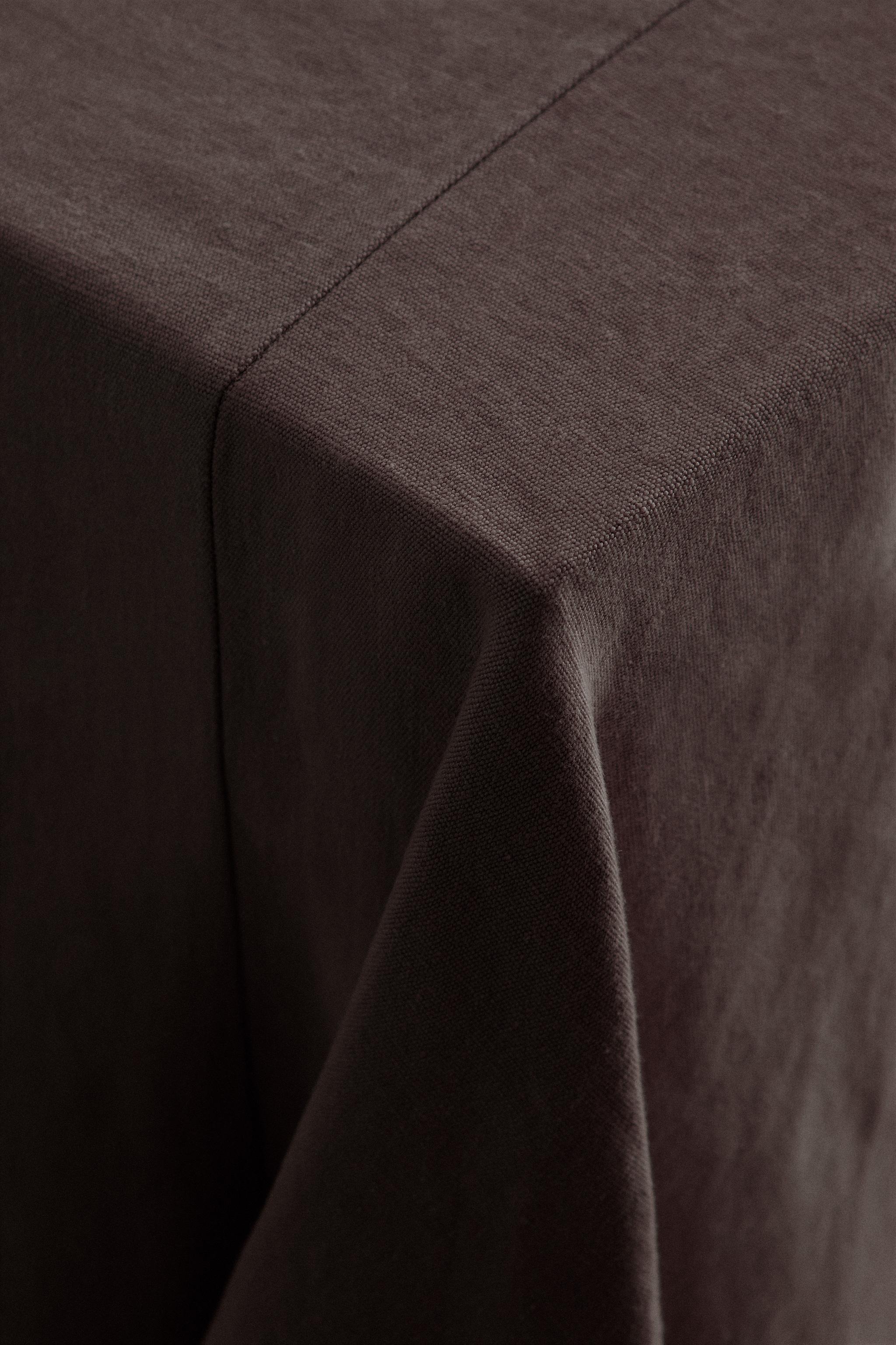 TABLECLOTH 01
